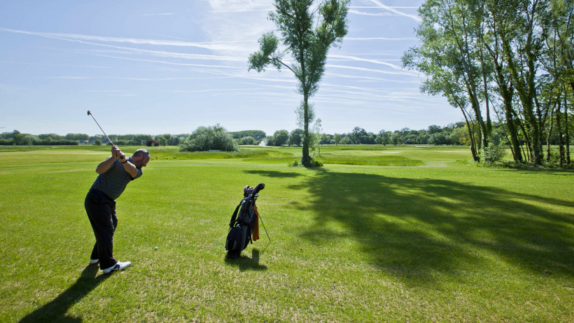 Situé à Tours-Sud, le golf de la Gloriette est adapté aux débutants comme aux joueurs confirmés avec ses parcours à 9 ou 18 trous
