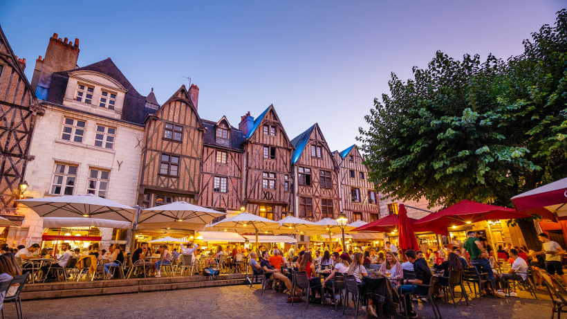 La place Plumereau, au cœur du Vieux Tours, reconnue "plus belle place de France pour prendre d'apéro" par le guide Lonely Planet